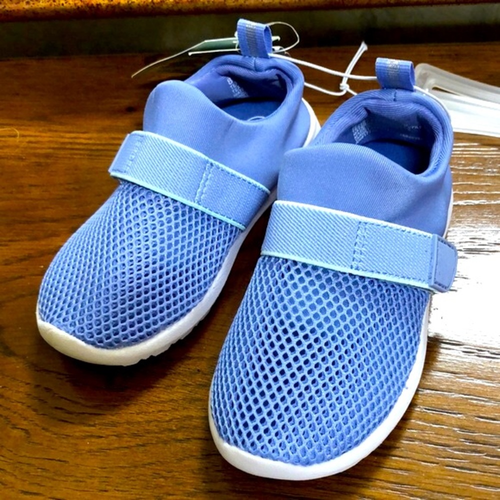 - New toddler kids Austen slip on water shoes. Size 8. Velcro closures, me…